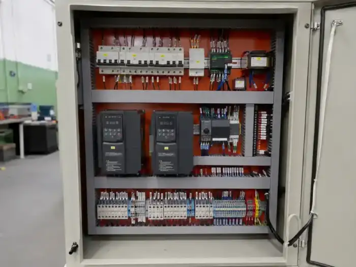 Painéis e quadros elétricos